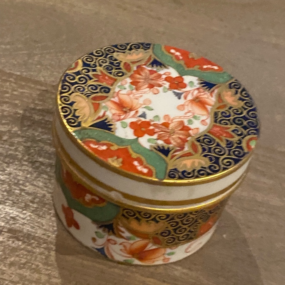 Stunning porcelain floral hand painted trinket or jewelry box with lid - Picture 4 of 9